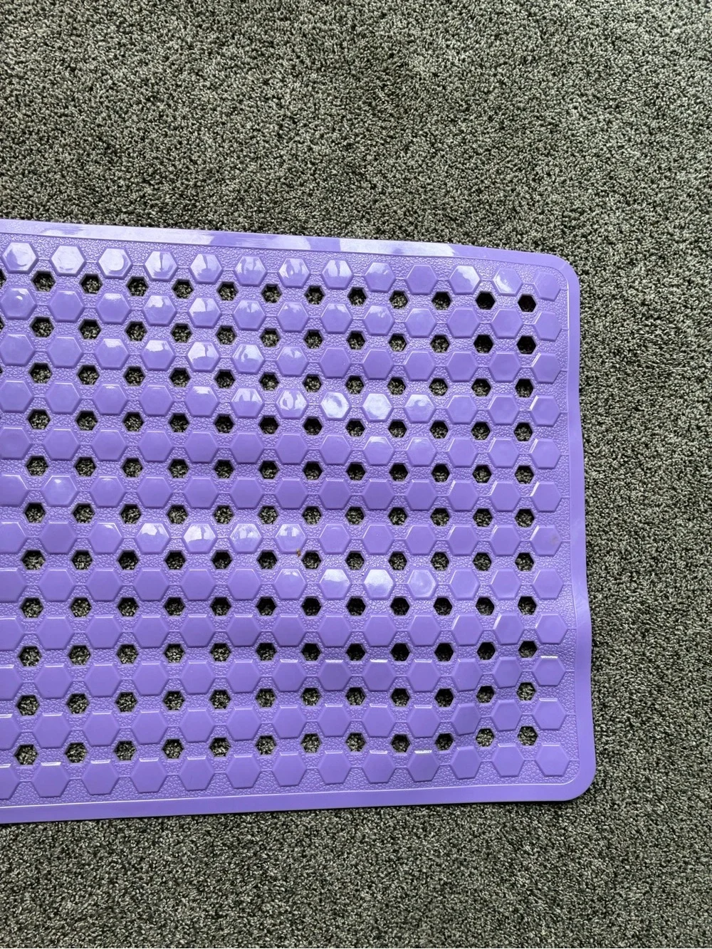 New Without Tags Gorilla Grip Bath Tub Shower Mat in Opaque Purple. 35” x 16”